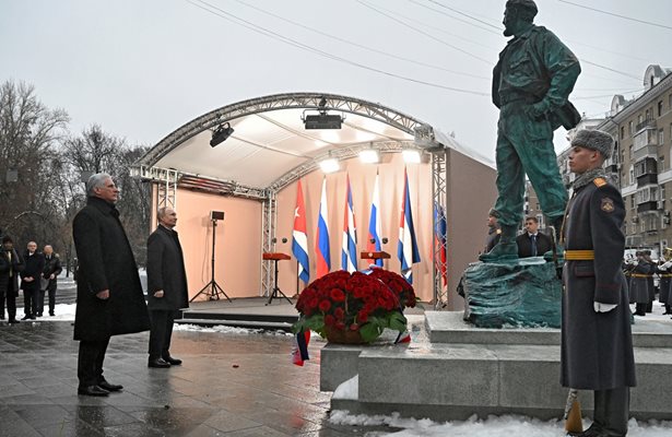 Владимир Путин и Мигел Диас-Канел пред паметника на Кастро Снимка Ройтерс