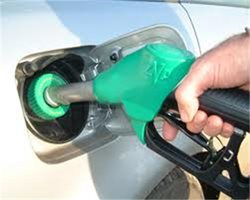 Бензинът най-евтин от март насам, поевтиня с 10 ст. за месец