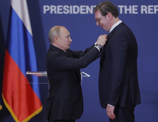 Президентът Путин награждава за верността му сръбския президент Вучич