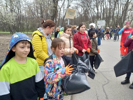 7-годишната Алекс и 9-годишният й брат Никола след като получиха чувалите, в които да събират отпадъците.