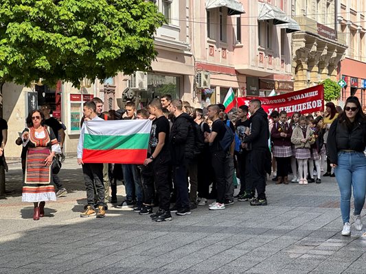 Учениците от "Душо Хаджидеков", "Кочо Честименски" и "Димитър Петлешков" минаха по Главната улица, за да отбележат Априлското въстание.