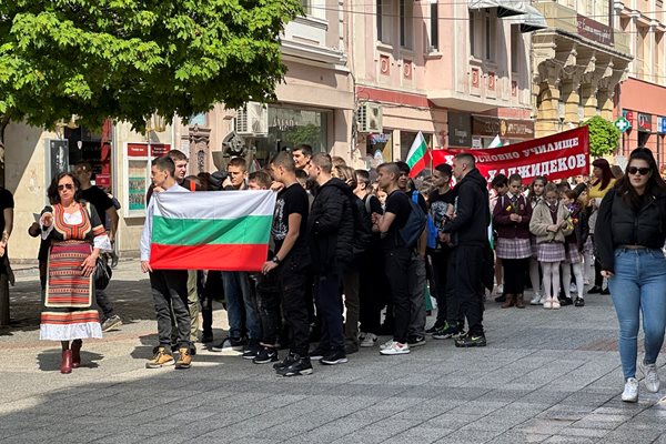 Учениците от "Душо Хаджидеков", "Кочо Честименски" и "Димитър Петлешков" минаха по Главната улица, за да отбележат Априлското въстание.