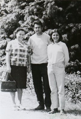 Георги Аспарухов с майка си Мара и сестра си Лидия СНИМКА: АРХИВ, "24 ЧАСА"