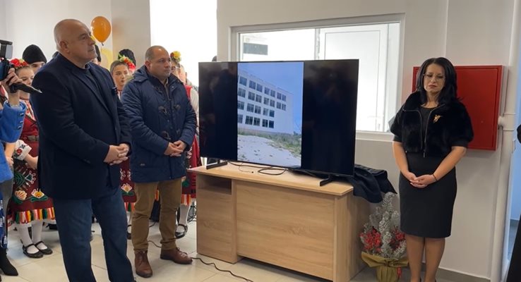 Бойко Борисов и депутатът Младен Шишков бяха гости на откриването на новата детска градина.