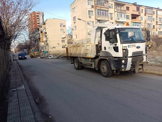 Почистване на поредното незаконно сметище на улица "Преспа".