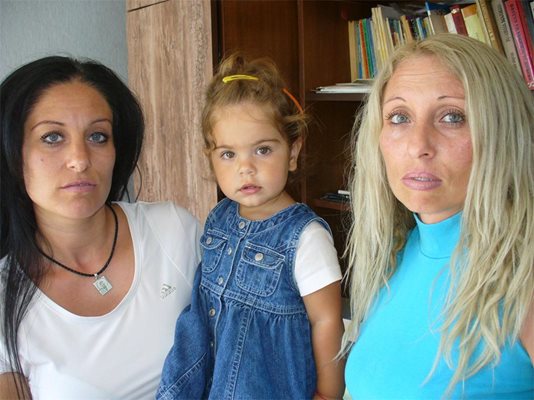Дъщерите Даниела (вляво) и Биляна се надяват баща им скоро да се върне у дома в Гълъбово. В средата е внучката Галиана. СНИМКИ: АВТОРЪТ И АРХИВ