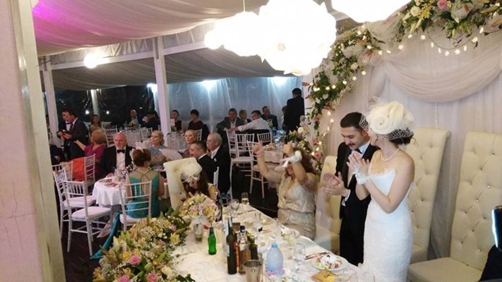 Младоженците с кумата, на масата в центъра - Лютви Местан