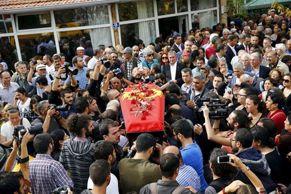 Близки погребват една от жертвите на атентата СНИМКА: Ройтерс