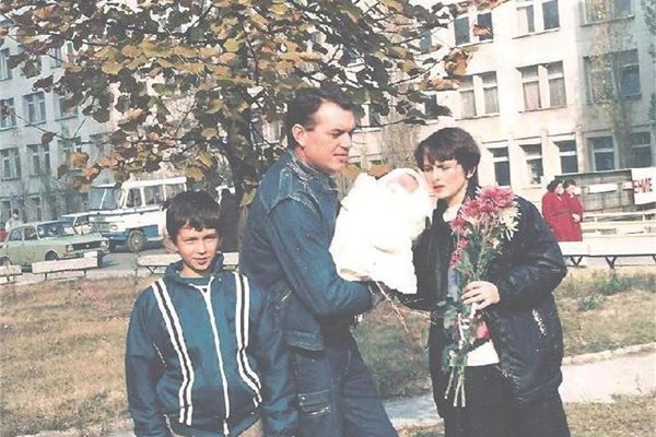 Део и Сергей изписват Бойка и Марина от родилния дом.