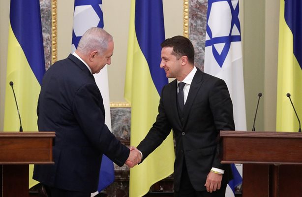 Израелският премиер Бенямин Нетаняху се ръкува с украинския президент Володимир Зеленски СНИМКА: Ройтерс