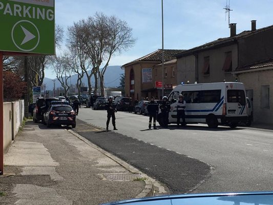 Двама души са убити и десетина са ранени при стрелбата и вземането на заложници в супермаркет във френския град Треб. СНИМКИ: Ройтерс