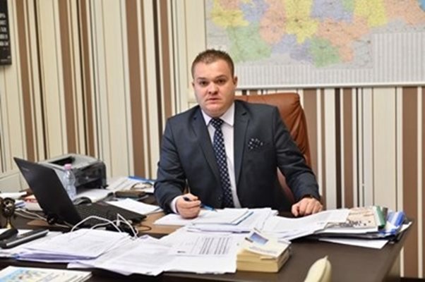 Зам.-кметът на Сливен Румен Иванов обяви новината, че 2 ромски деца са отнети от семействата им за фалшива и призова за спокойствие, а учениците да се върнат в класните стаи. СНИМКА: Архив