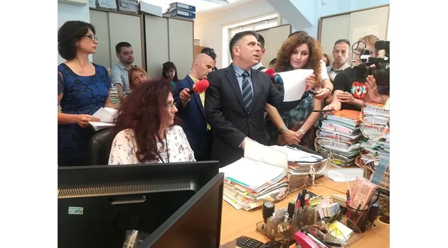 Правосъдният министър Данаил Кирилов присъства на разпределение на дела в Търговската колегия на ВКС през лятото на 2019 г. Още тогава той се усъмни в нейната сигурност.