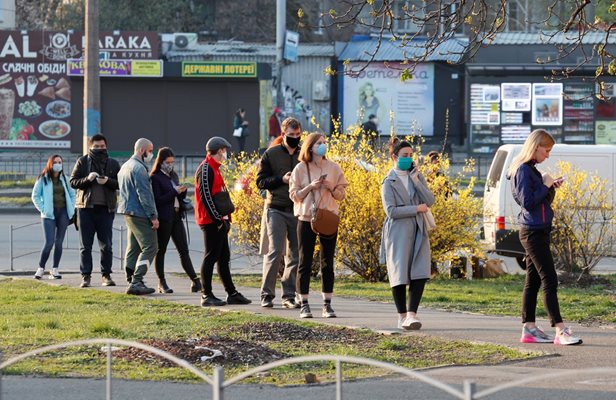 Потвърдените заразени в новия коронавирус в Украйна вече са над 2000 СНИМКА: Ройтерс