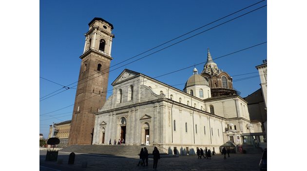 Катедралата в Торино приютява свещената плащаница от 1578 г., 15 години след като градът става столица на Савойското херцогство.