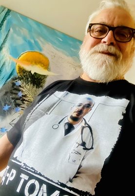 Владо Пенев е облякъл тениската, която си направи в знак на благодарност към доктор Томов.
СНИМКИ: ЛИЧЕН АРХИВ