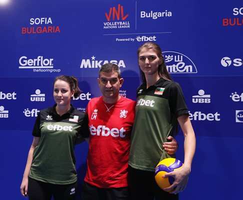 Селекционерът на националния отбор на България по волейбол за жени Лоренцо Мичели с Нася Димитрова и Жана Тодорова