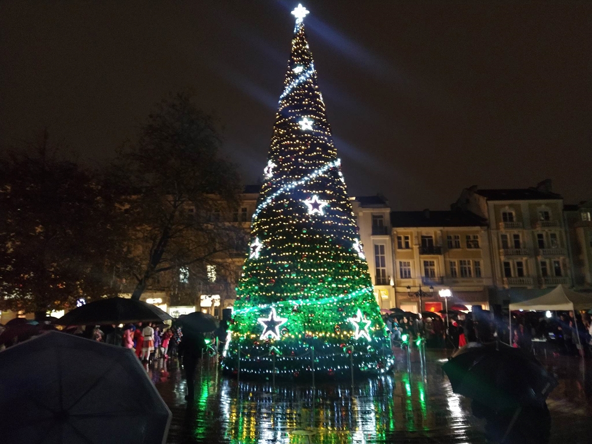 Обичайте се, заръча Дядо Коледа и светлините на елхата в Пловдив грейнаха (снимки, видео)