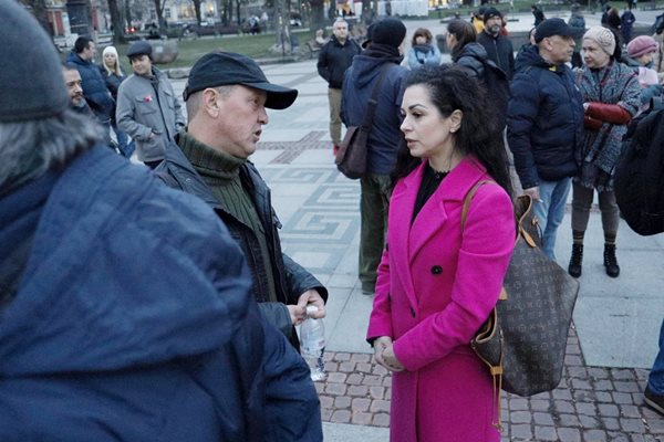 Елена Петрова разговаря с Валери Йорданов на протеста пред Народния театър на 1 март 2023 г.