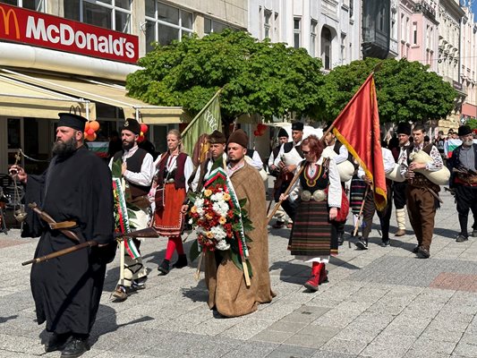 Патриотичен тур отбeляза 147 г. от Априлската епопея в Пловдив (Снимки)