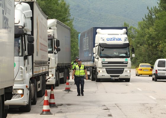 Движението е интензивно за товарни автомобили на ГКПП „Видин" и ГКПП „Никопол" на изход от страната в посока Румъния. Снимка Архив