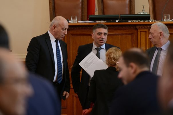 Зам.-шефът на НС Емил Христов (вляво) и депутатите от ГЕРБ Данаил Кирилов и Димитър Лазаров се консултират по време на 15-часовия дебат.