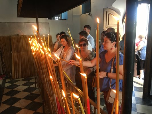 Богомолци палят огромни свещи пред Тиноската Богородица.