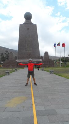 Бил съм на края на света (Ушуая, Аржентина), сега съм вдигнал ръце на неговата среда. Всички туристи, посещаващи Кито, столицата на Еквадор, се снимат как са стъпили с единия крак в южното полукълбо, а с другия - в северното.