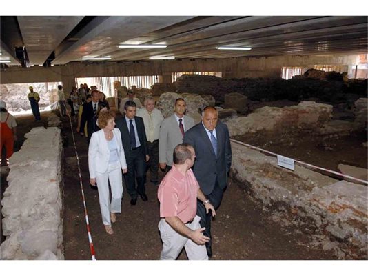 Бойко Борисов разглежда археологическите находки, открити при строителството на метрото.
СНИМКА: ПИЕР ПЕТРОВ