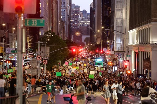Протест в Ню Йорк срещу решението на Върховния съд снимка Ройтерс