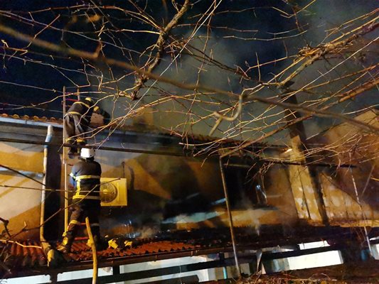 Пожарникарите се борят с огнената стихия.

Снимки: Регионална дирекция "Пожарна безопасност и защита на населението" - Пловдив