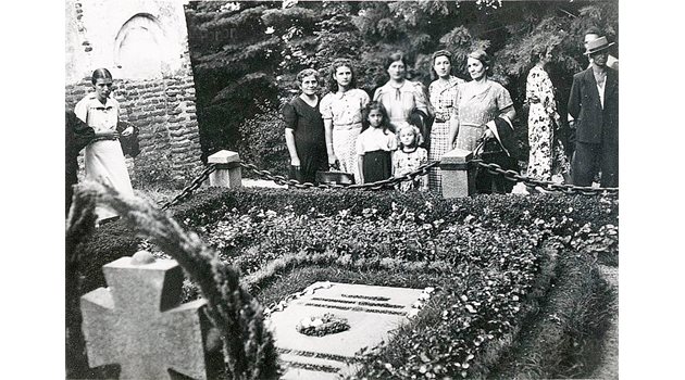 Поклонение на гроба на царица Елеонора, ок.1940 г.
