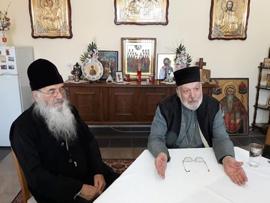 От ляво на дясно: отец Добри Чаков и митрополит Амвросий. Снимка: Авторът