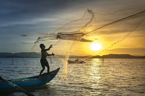 Рибар хварля мрежа за риба. Снимка: Пиксабей