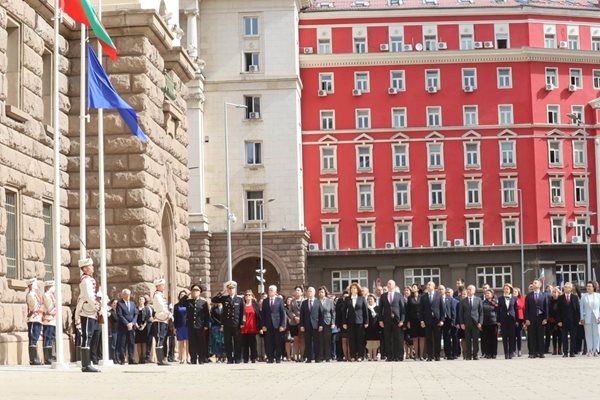 Церемонията по издигането на знамето на Европейския съюз пред сградата на Президентството СНИМКА: Румяна Тонева