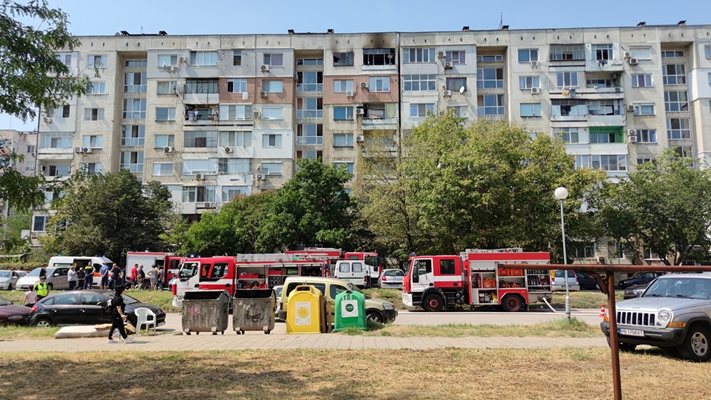 Четири пожарни екипа гасиха огъня.