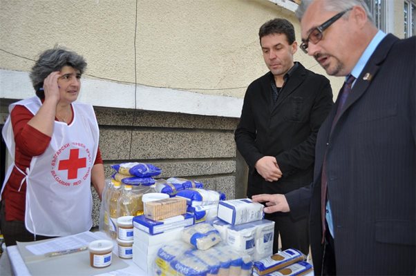 Кметът на община Чупрене Ваньо Костин (в средата) и областният управител на Видин Цветан Асенов дадоха старт на раздаването на втория транш хранителни помощи от интервенционните запаси на ЕС.
