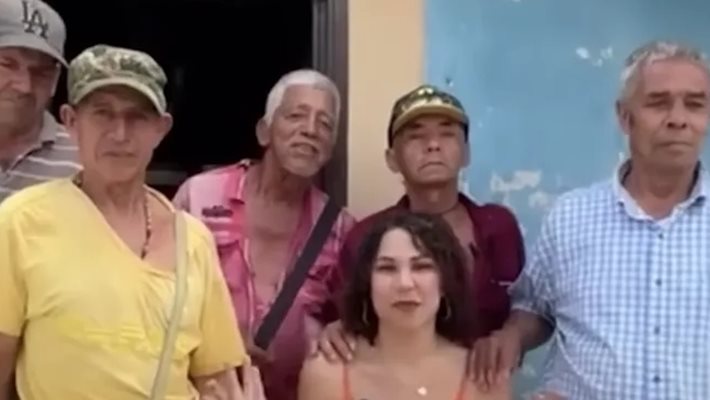 Колумбийка върти седем пенсионери накуп