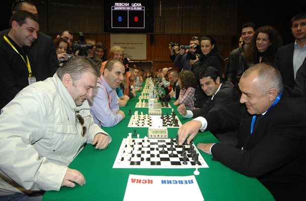 Премиерът редовно сяда на партия шах. Увлече по този спорт и заместника си в ГЕРБ Цветан Цветанов.