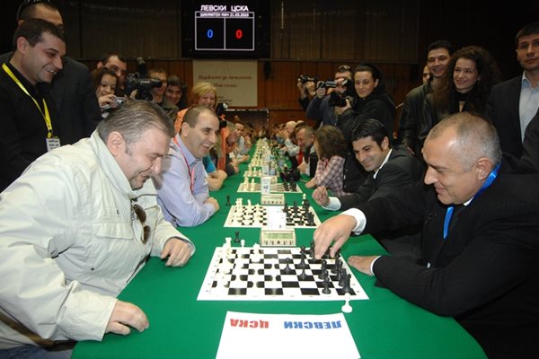 Премиерът редовно сяда на партия шах. Увлече по този спорт и заместника си в ГЕРБ Цветан Цветанов.