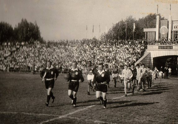Отборите на “Португеза” (вляво) и “Дунав” излизат за приятелския си мач в Русе. Георги Аспарухов е третият, непосредствено след капитана и вратаря.