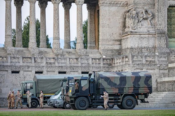 Военни камиони и войници са на гробището в Бергамо, което е препълнено, за да вземат ковчези и да ги карат в съседни провинции.
