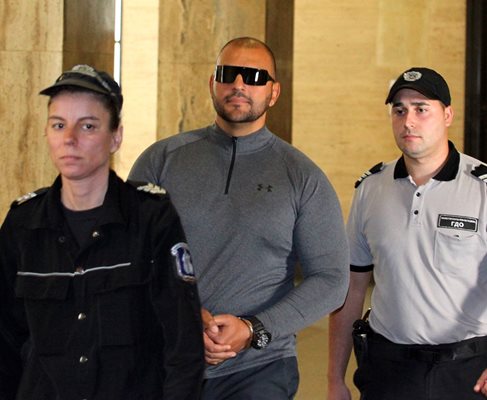 Гринго влезе наперен в съда с маркови очила  снимка: Юлиян Савчев