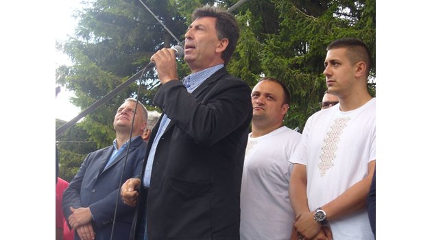 Лидерът на синдикат "Защита" Красимир Митов първи поиска от върха оставката на правителството.