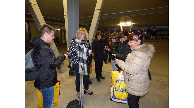 Още на гарата в София пътниците наобиколиха Манолова, за да споделят проблемите си.