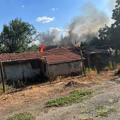 Кадър от вчерашния пожар в карнобатското село Деветинци, при който изгоряха три къщи.