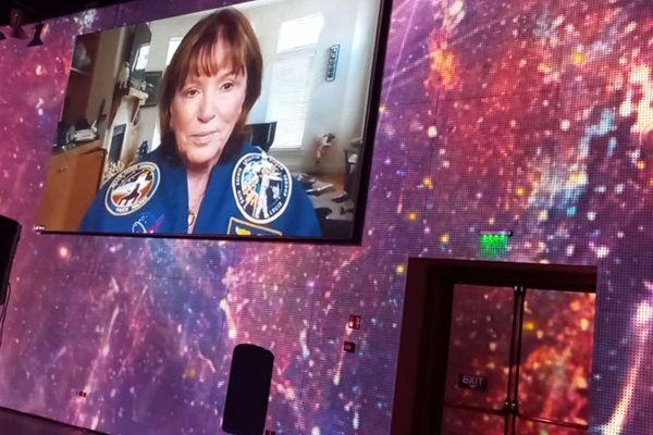 По време на събитието "Ало, Космос! Говори България" астронавтката Анна Фишър отговори на въпроси на деца и студенти.