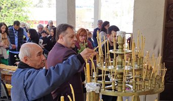 Службата за Второ възкресение събра стотици търновци в новия градски храм