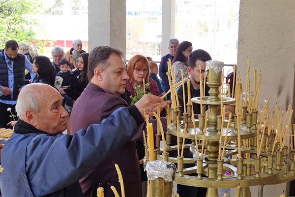 Стотици се събраха в храма "Възкресение Христово" на Качица за Второ възкресение

Снимки: Община Велико Търново