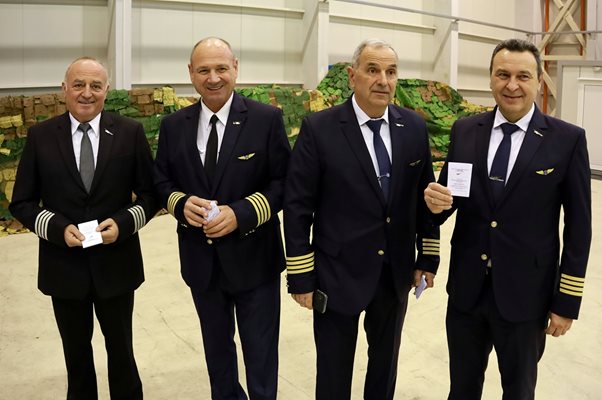 Четирима от шестте пилоти, които получиха вчера бреветите си от премиера Николай Денков.
СНИМКИ: РУМЯНА ТОНЕВА